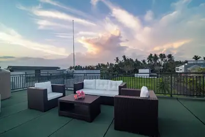 Image de Ocean-View 3br Villa 3-mins to beach w/ pool & gym perks.