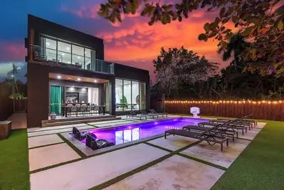 Image de Luxury, Pool, Billiards, Backyard, Grill, Near Little Haiti & Design District
