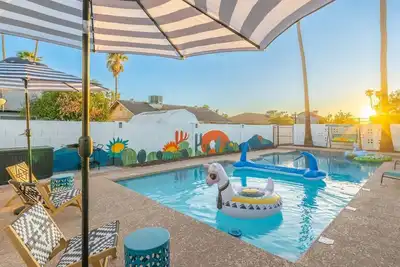 Image de Oasis Haven: Poolside Paradise.