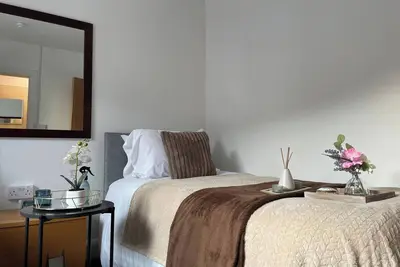 Image de 10 Bed Flat - Sleeps 20 - Pets - Parking - Wifi