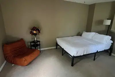 Image de 3-bedroom condo in charming Bowie with Ac