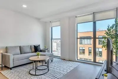 Image de Downtown 2 Bedrooms – Steps from Dining & Offices