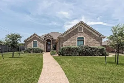 Image de Escape to Hewitt Homestead—your private Waco sanctuary just 10 mins from Magnolia. <br>Whether you're gathering with family or chasing Chip & Jo dreams, this bold Texas stay is where style meets soul.