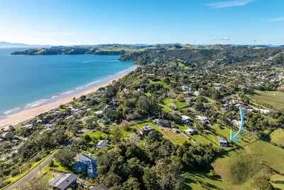 Image de Harvest Cottage Onetangi - Peaceful 2-bedroom cottage with vineyard views and a paddock of grazing horses. 10-min walk to Onetangi Beach, close to top wineries and cafés. Two queen bedrooms, full kitchen, smart Tv, heat pump, and sunny deck. Includes