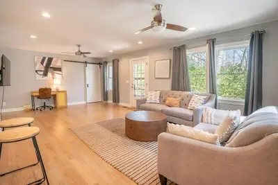 Image de The Hume Estate. Modern 4br Home + Lovely Yard!