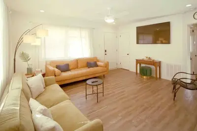 Image de The Arbor: Cute Modern Home + Ideal Location!