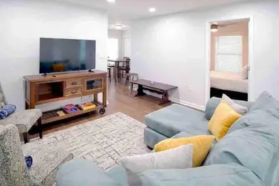 Image de The Lovely Chaucer: Modern Renovated Home