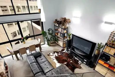 Image de Foundry Top-Floor Split-Level 2br in Melbourne Cbd | Parking & Workspace