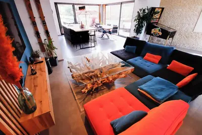 Image de Maison de charme rénovée au bord de mer – jacuzzi, jardin & 3 chambres