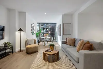 Image de Designer Cbd Executive Suite Heated Pool Gym Sauna