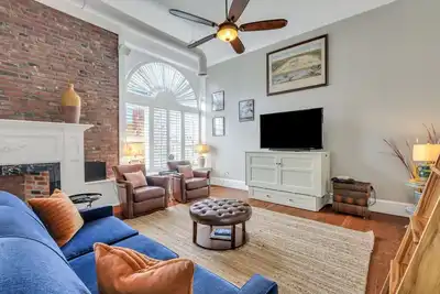 Image de Pet Friendly, Walkable Loft in Heart of Downtown by Lucky Savannah