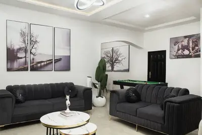 Image de Luxury 2 Bedroom Apartment in Jahi - 24/7 Power, Wi-fi, Games & More