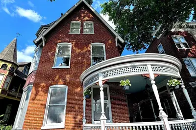 Image de Huge 4 bedroom in Historic District a short walk from york hospital. Garage park