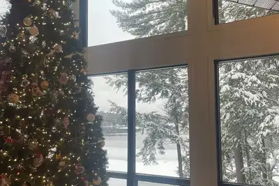 Image de Seasons on Lake Rosseau - all year Muskoka Cottage in the town of Port Carling