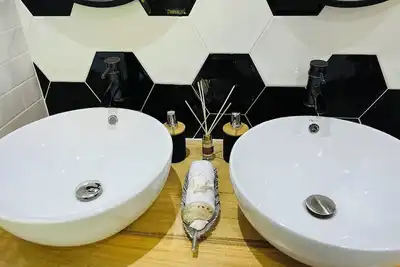 Image de Relax & Unwind in Luxury - Cozy 2 bedroom Apartment in Careffe Monchy!