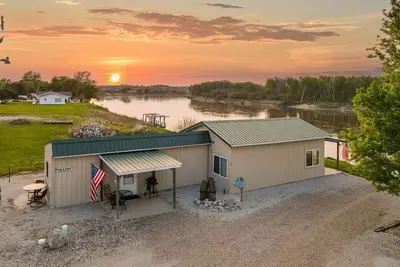 Image de Relaxing Riverfront Cabin Retreat | Ideal for Hunters & Fishermen