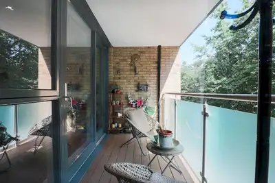 Image de Pass the Keys | Stylish Designer Balcony Apartment in Kew