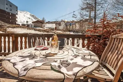 Image de Chalet, à 10m des pistes de ski, cheminée ou poêle à bois, télévision, casier à ski, 120m², Tignes