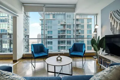 Image de Sub-Pent House Beltline Oasis 2br with Panoramic Glass Windows