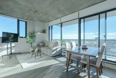 Image de Downtown Sunny Highrise Corner Condo Sleeps 7