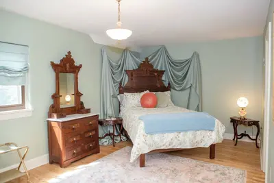 Image de Marvelous lakefront 4-bedroom historical estate in Richfield with Ac.