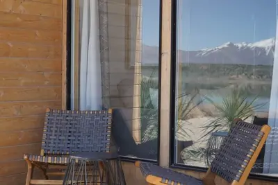 Image de King Bed-Firepit-Shade-Chairs-Dark Skies