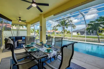 Image de Spacious 4 Br/ 3 bath waterfront Villa with heated pool and spa, kayaks and bikes