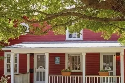 Image de Charming 1-bedroom cottageHillsborough Historic District walk to downtown