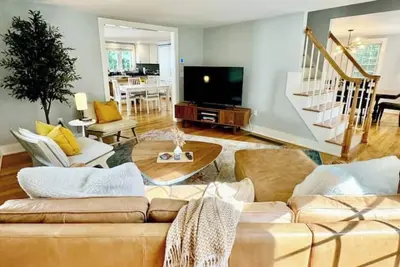 Image de Freshly Redesigned, Sunlit Modern Farmhouse