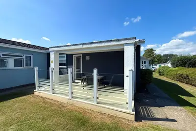 Image de Dog friendly chalet with outdoor seating at Broadland Park and Marina ref 12050b