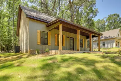 Image de Walk to The Fields at 17 Springs: Millbrook Home!