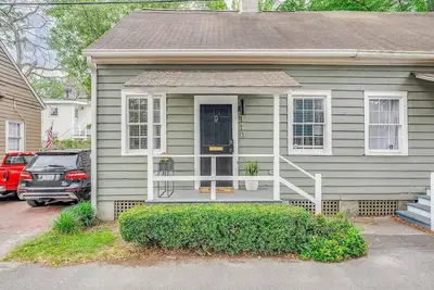 Image de Cozy Cottage Retreat| Parking and Private Patio