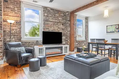 Image de Spacious Historic 2 Bed/2Bath Downtown Condo