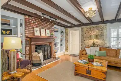 Image de Luxe Monthly 2 Bed| 2 Bath Historic Condo