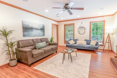 Image de 2-Bedoom House, King Bed, Tvs, office, Grill, Crib, 5g, Kids Essentials, In Bond Park