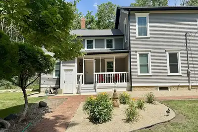 Image de Spacious 5-bedroom farmhouse in charming Oswego with private woods