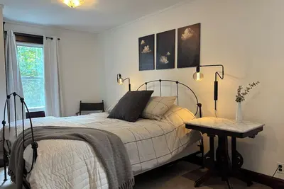 Image de The Sage | Whimsical Cottage Near Iu, Downtown | 2 Br ·1 Bath ·Sleeps 5