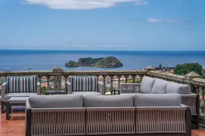 Image de Hilltop 6 bedroom 2 home villa w/expansive ocean views in Vila Franca do Campo