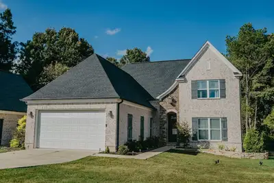 Image de 4-Bedroom Gameday Oasis by the Lake