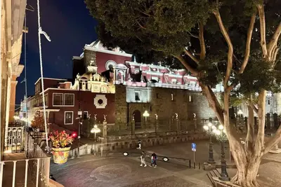 Image de Vista Única a la Catedral desde tu Balcón Privado