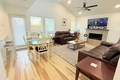 Image de Arlington Entertainment District Home - Blue Door