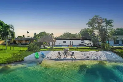 Image de Paradise Sunset Waterfront Home  Firepit Kayaks
