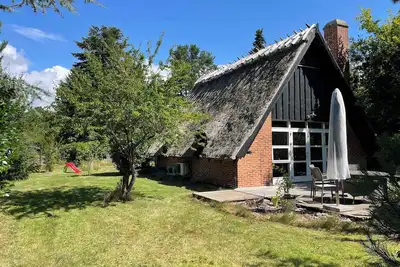 Image de Charming thatched cottage near the water