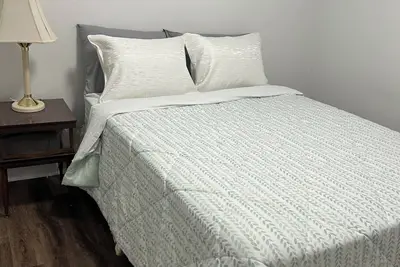 Image de A little 5 Stars Living in Oshawa just second to 401, minute to Oshawa Mall.