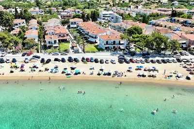 Image de Le bonheur en bord de mer à Nikiti, spacieuse villa de deux étages avec vue imprenable sur la mer