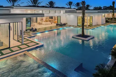 Image de Sleeps 25 | 2 Luxury Villas w/ Pool + Spa, Putting Green | Bravo by AvantStay