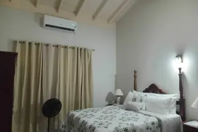 Image de Welcoming 2-bedroom house with Ac in Kingston