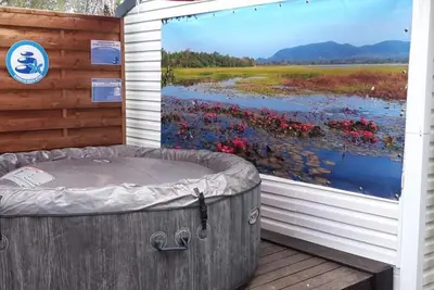 Image de Mobil-Home avec Jacuzzi pour 4 personnes et Terrasse