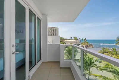 Image de Cozy Oceanfront Getaway | Balcony | Sea View