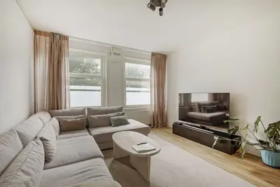 Image de Stylish 2-Bedroom Apartment with Balcony in Trendy Amsterdam-Zuid